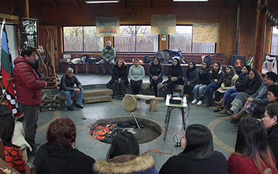 El primer día estuvo dirigido a las siete unidades educativas de JUNJI que actualmente cuentan con un educador o educadora de cultura Mapuche para fortalecer a nivel curricular la educación intercultural desde una edad inicial.