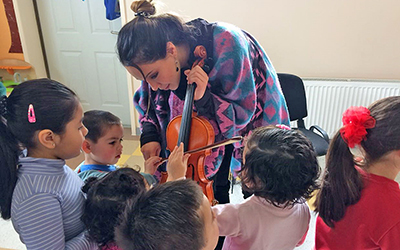 El sello educativo del jardín infantil, está centrado en la educación emocional de los niños y niñas, para lo cual, la promoción de la música clásica, tiene múltiples beneficios.