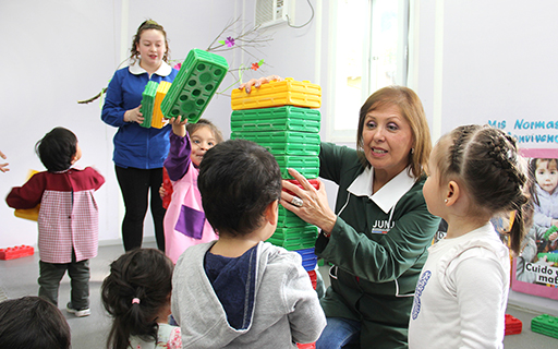 María Nela Fuentes asegura que la entrega diaria de cariño y alegría de las educadoras y técnicas es lo que impacta en la vida de los niños y niñas.