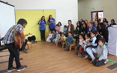 La actividad fue amenizada con la presentación artística de los apoderados Diego Pino y Luis Lino, quienes realizaron la interpretación de la canción infantil “Una cuncuna amarilla, con la cual deleitaron a todos los presentes, principalmente a los párvulos.