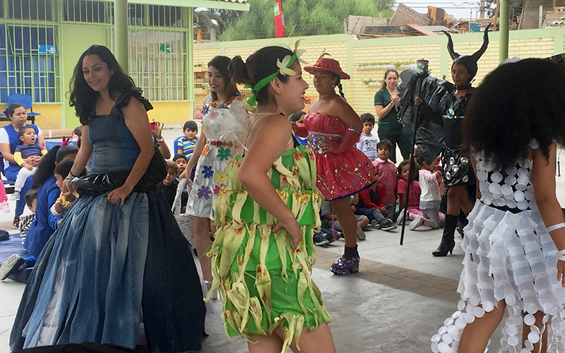 Familias de Jardín “Capullito” promueven el reciclaje con atractivo desfile de modas