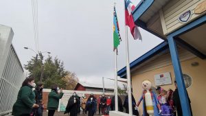 Jardín infantil iza bandera mapuche en frontis de unidad educativa angelina