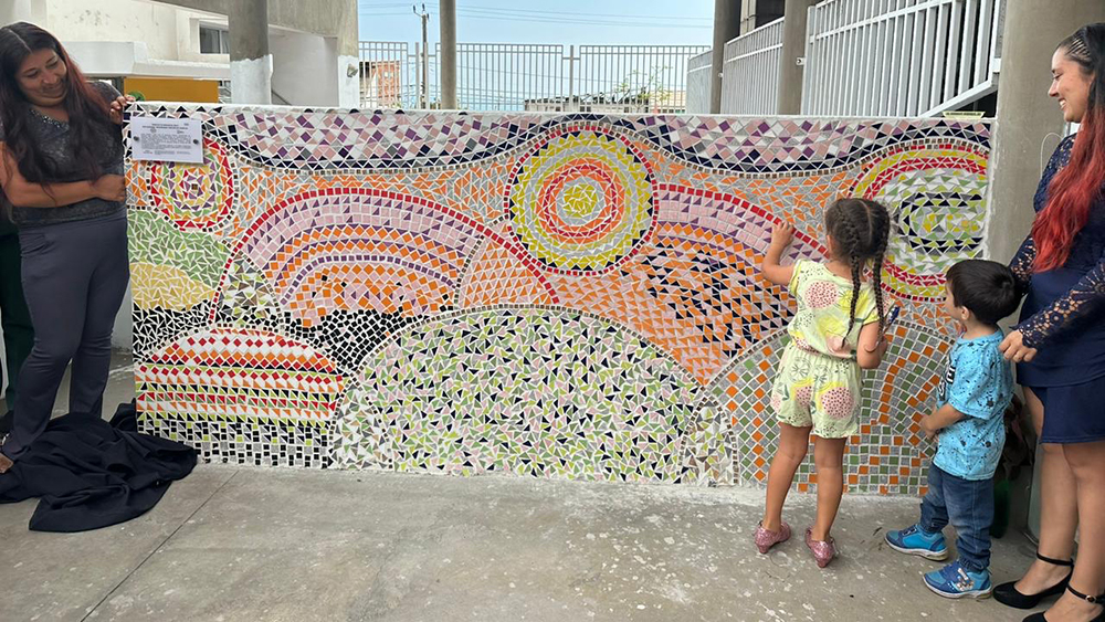 Familias del Jardín “Mi Banderita Chilena” inauguran mural de mosaicos