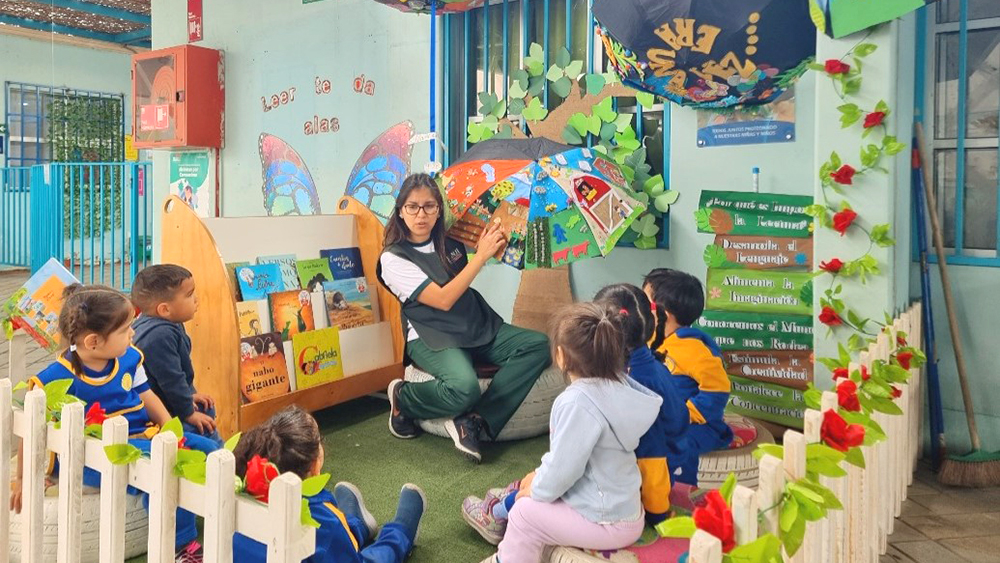 Apoderados de Junji Arica crean cuentos infantiles utilizando paraguas